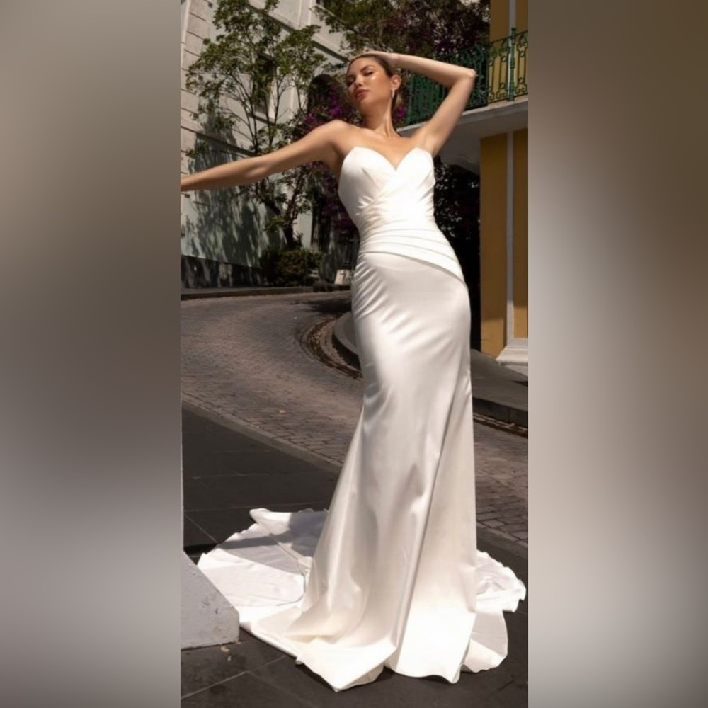 Elegant Ivory Bridal Gown. Size 8.  Q19